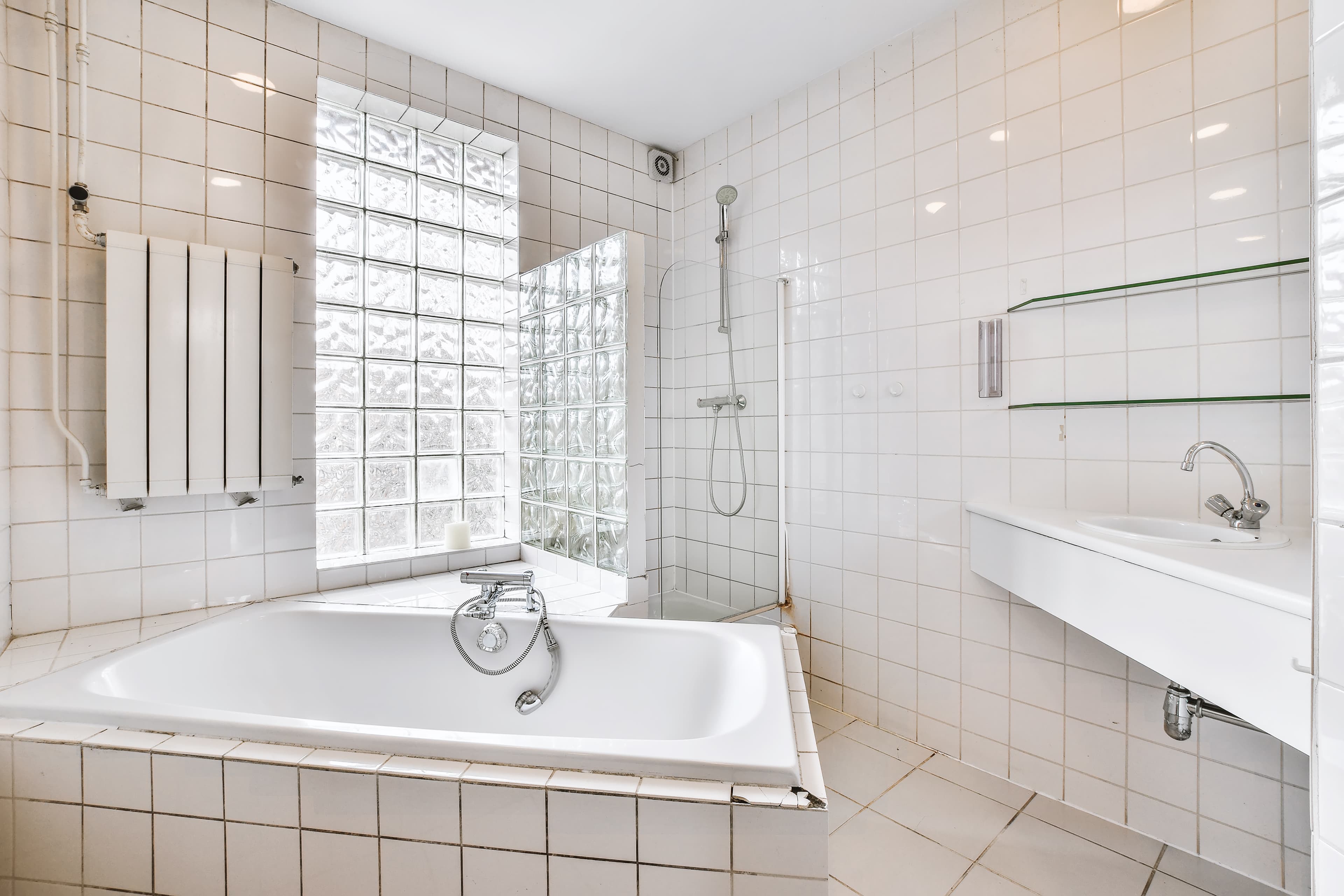 bathroom with a bathtub